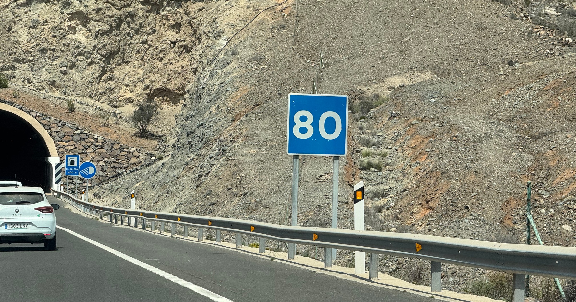 Kwadratowy znak z liczbą to jasna wskazówka. W Polsce takich znaków nie ma, ale na zachodzie to popularne oznakowanie