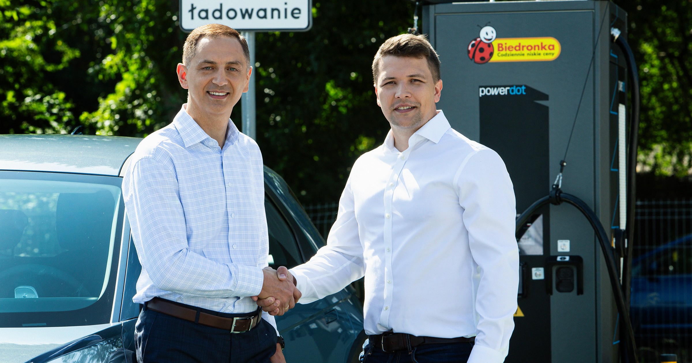 Przedstawiciele sieci Biedronka oraz Powerdot zapewniają, że umowa dotycząca infrastruktury do ładowania aut na sklepowych parkingach zawarta jest na okres wieloletni