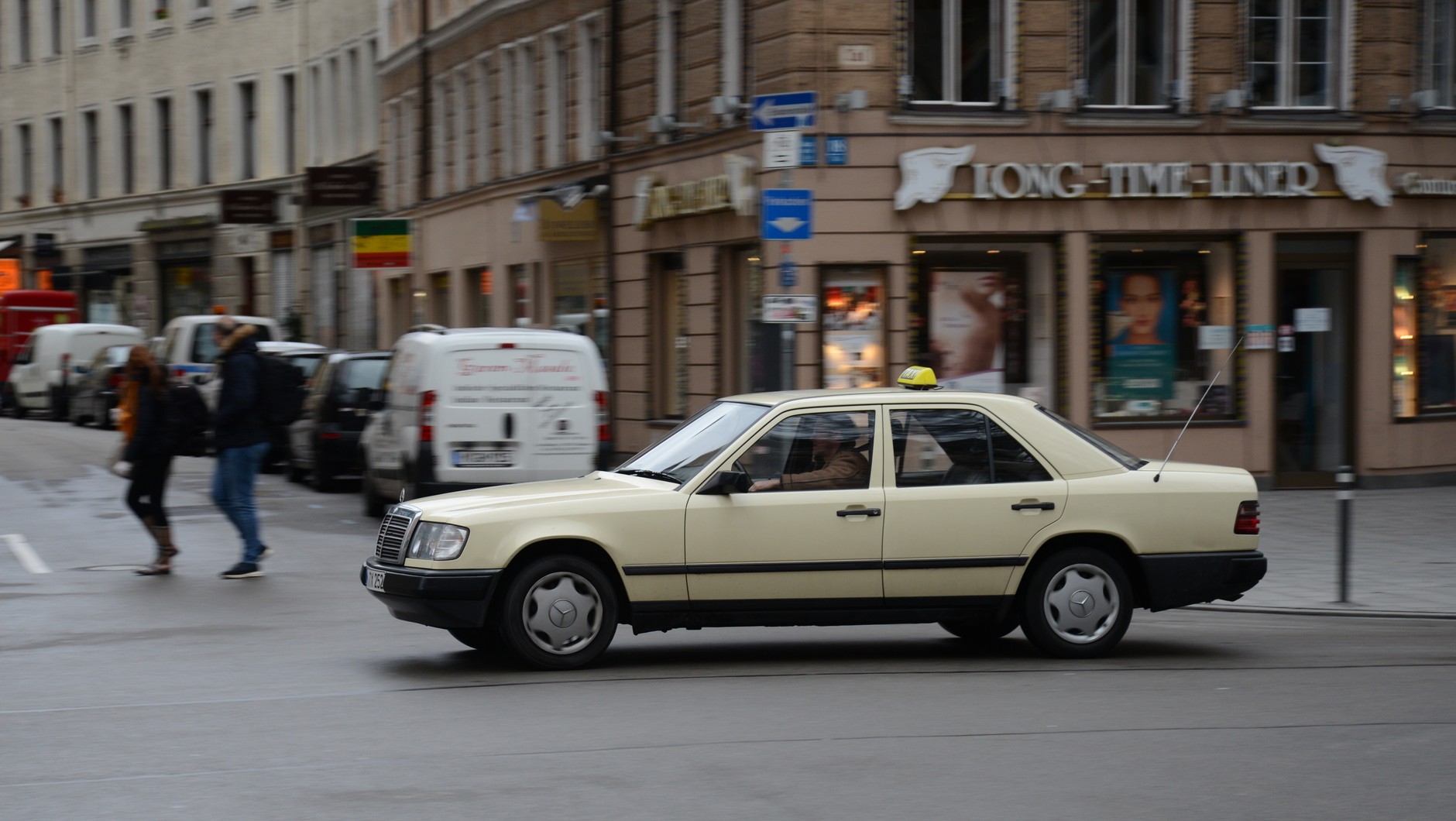 Mercedes W124 jako taksówka w "budyniowym" kolorze