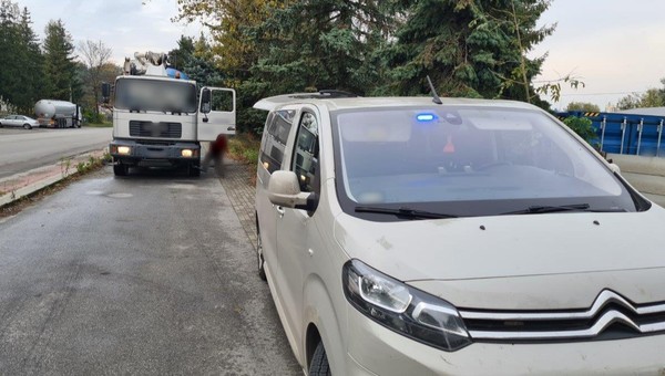 Inspektorzy ITD zatrzymali niszczyciela dróg. Pompogruszka przeładowana betonem