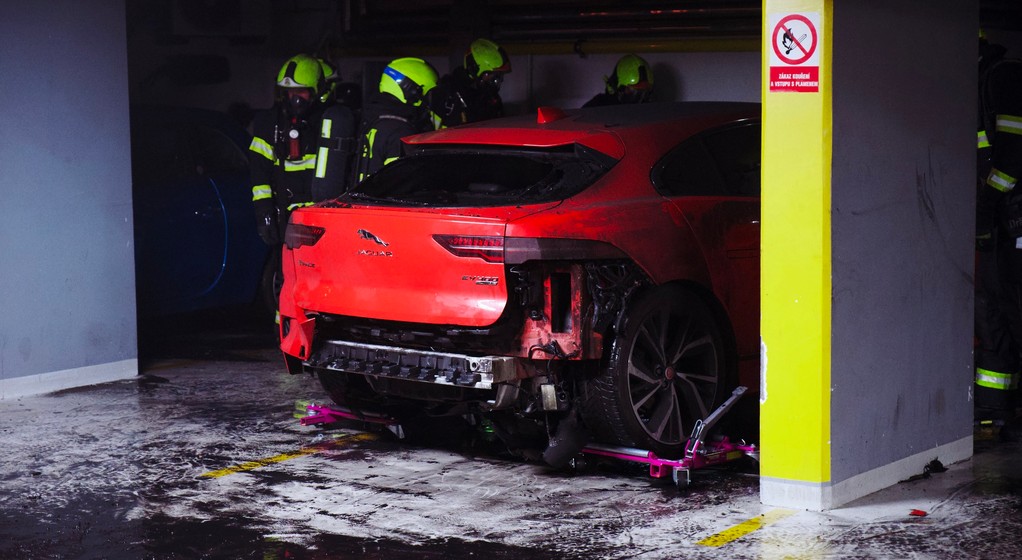 Elektryczny Jaguar ugaszony w czeskim garażu podziemnym