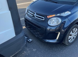 Drobna stłuczka, a auto w papierach wygląda jak wrak. Co znaczy "szkoda istotna" w historii pojazdu?