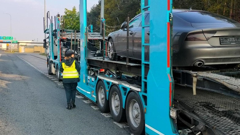 Przewóz dwóch pojazdów bez wypisu z licencji, z naruszeniem czasu pracy i bez delegowania kierowcy ujawnili konińscy inspektorzy na autostradzie A2