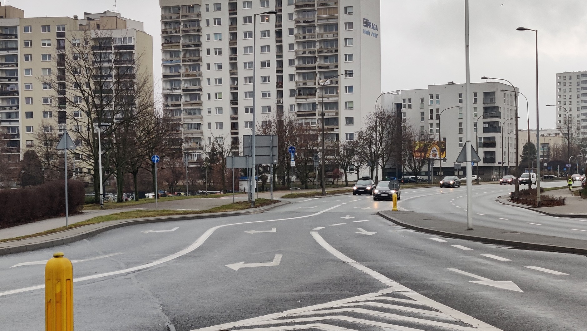 Specyficzne oznakowanie poziome na skrzyżowaniu w Warszawie