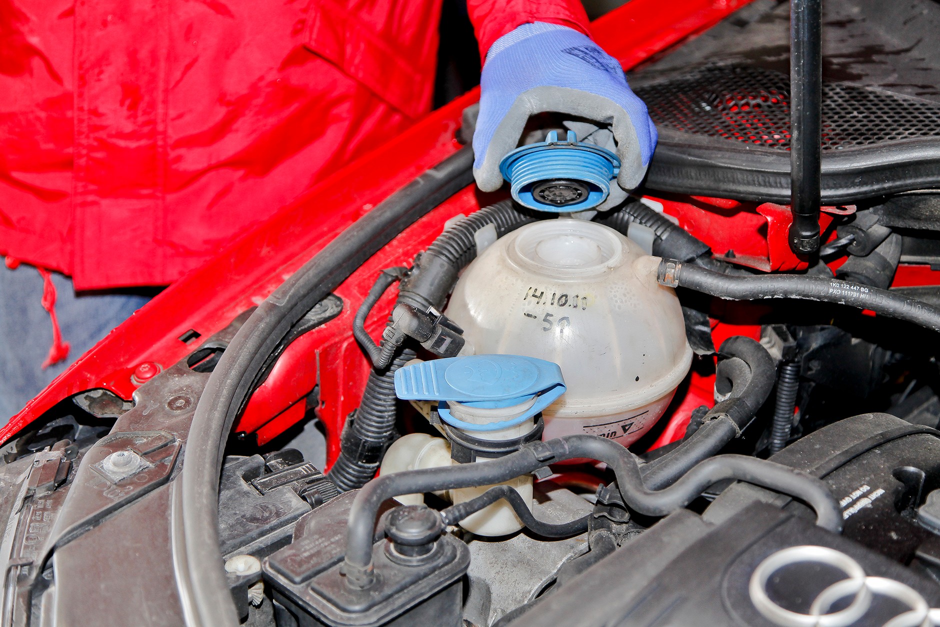 Korek zbiorniczka płynu chłodzącego: usterka zaworka powoduje objawy jak przy problemach z uszczelką głowicy.