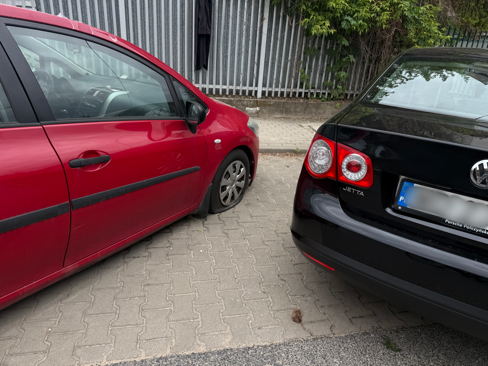Uszkodzone samochody parkujące przy ul. Morelowej w Warszawie