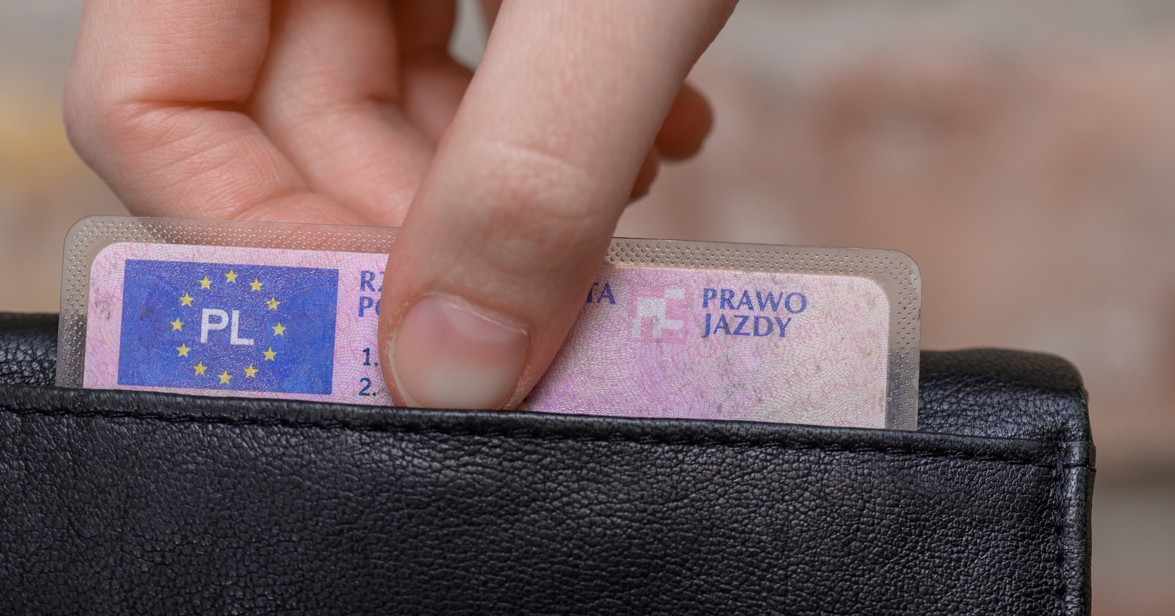 Sąd uznał, że kierowca nie miał uprawnień, bo nie miał dokumentu prawa jazdy. ZRPO zakwestionował wyrok
