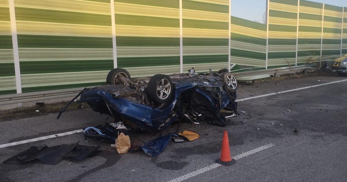 21-letni kierowca BMW dachował na autostradzie