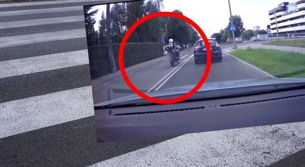 To było "takie nic". Według policjantów grzywna dla motocyklisty wyniesie nawet 30 tys. zł