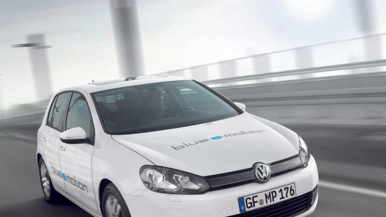 Nadjeżdża elektryczny Volkswagen Golf