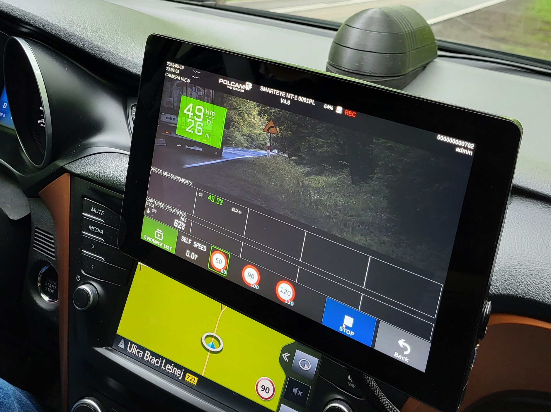 Zielona ramka oznacza, że pojazd nie przekracza limitu prędkości – nie ma potrzeby rozpoznawania numerów i zapisywania danych takiego auta.