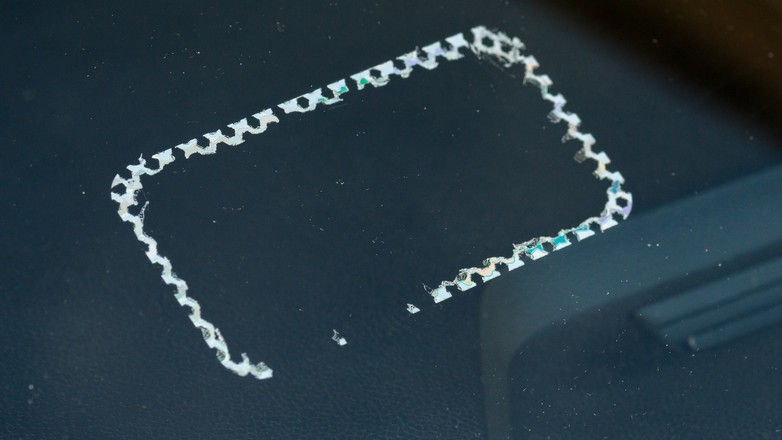 Odklejenie z szyby naklejki rejestracyjnej nie jest łatwe