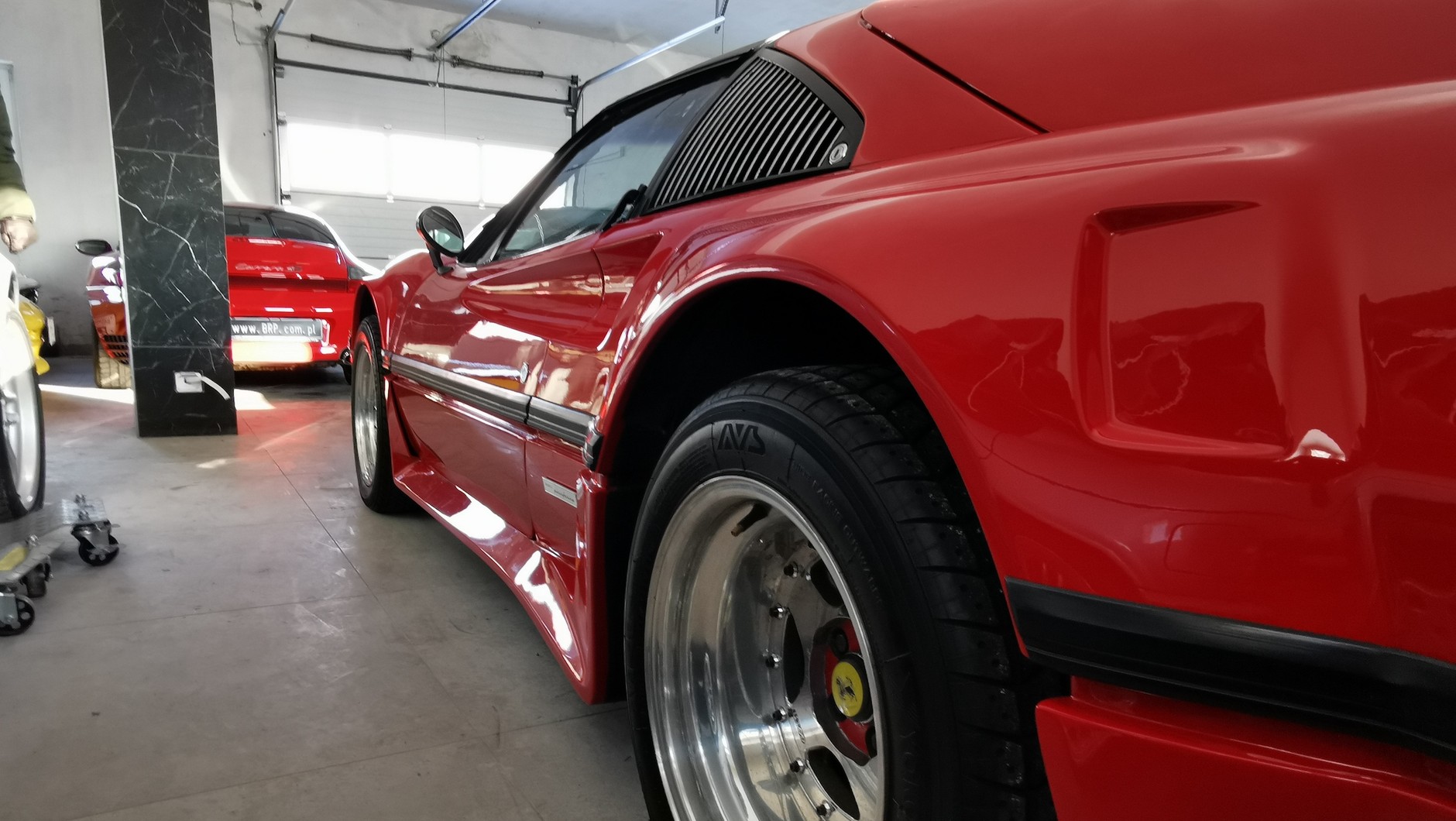 Ferrari 308 GTS Koenig Specials: ten samochód jest wybitnie ładny. Może nie bardzo nadaje się do codziennej jazdy, ale jako ozdoba kolekcji jest idealny
