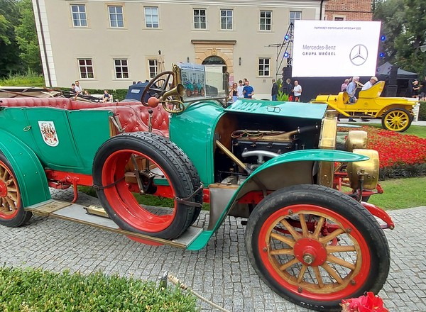 Od aut z XIX w. przez jedyne w Polsce zabytkowe Bugatti po najnowsze Lamborghini: kilkaset klasyków na Zamku Topacz