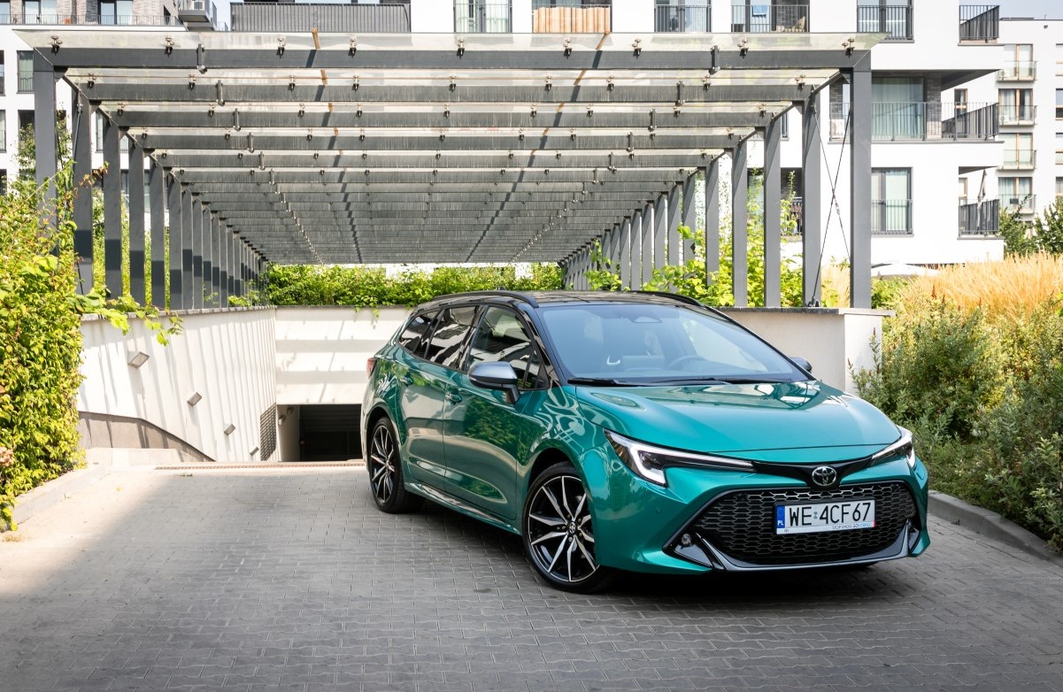 Toyota Corolla 2.0 Hybrid TS Kombi Super Green