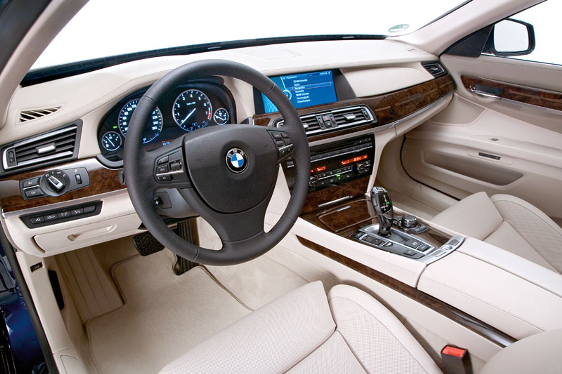 BMW 760i – nowy silnik 6,0 V12 i 8-biegowy automat