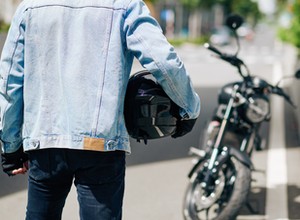 To słynny gest motocyklistów. Wyjaśniamy, co oznacza tajemniczy skrót