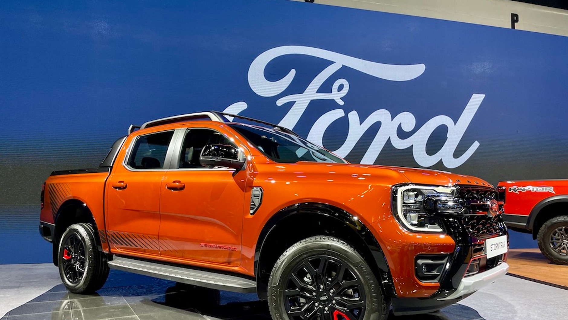 Ford na salonie w Bangkoku