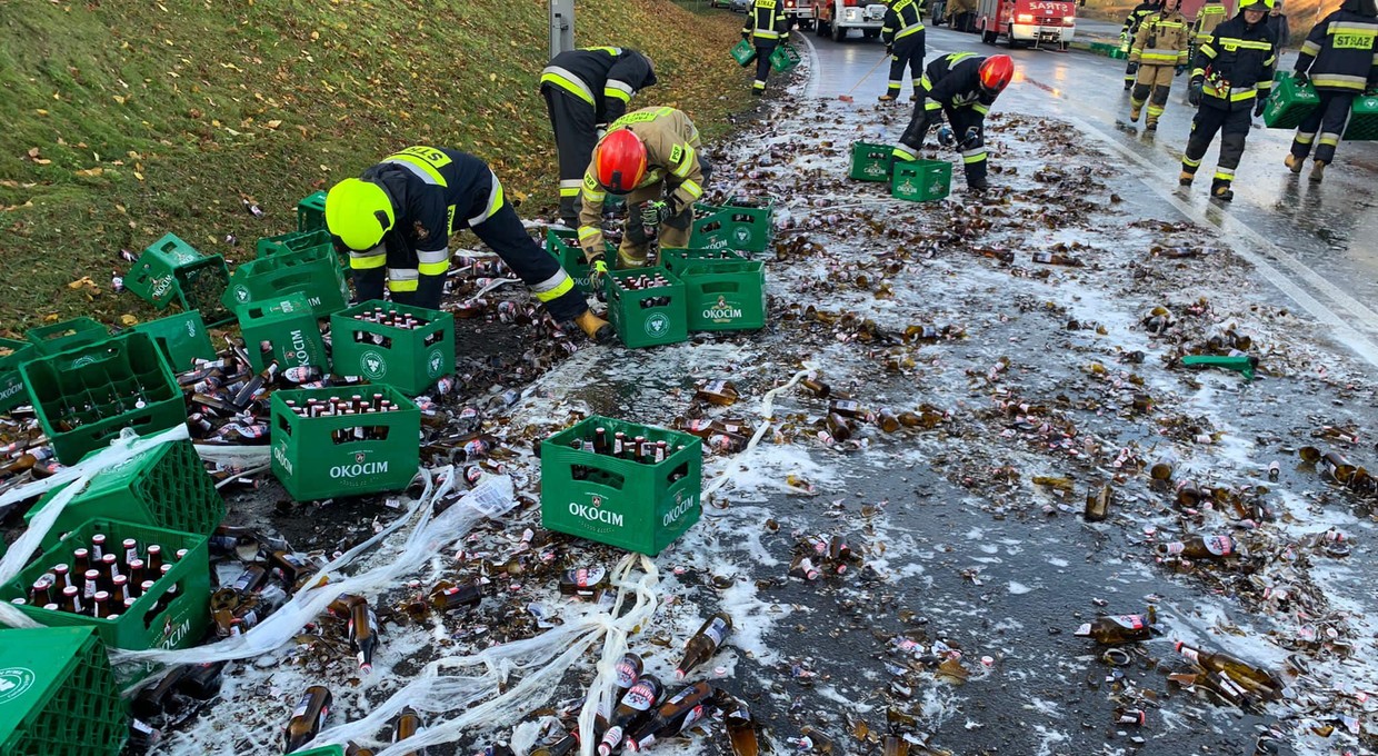 Rzeka piwa na drodze. Z ciężarówki wypadły setki butelek