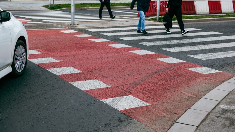 Gdy kierowca skręca i przecina przejazd dla rowerzystów, powinien mieć oczy "dookoła głowy"