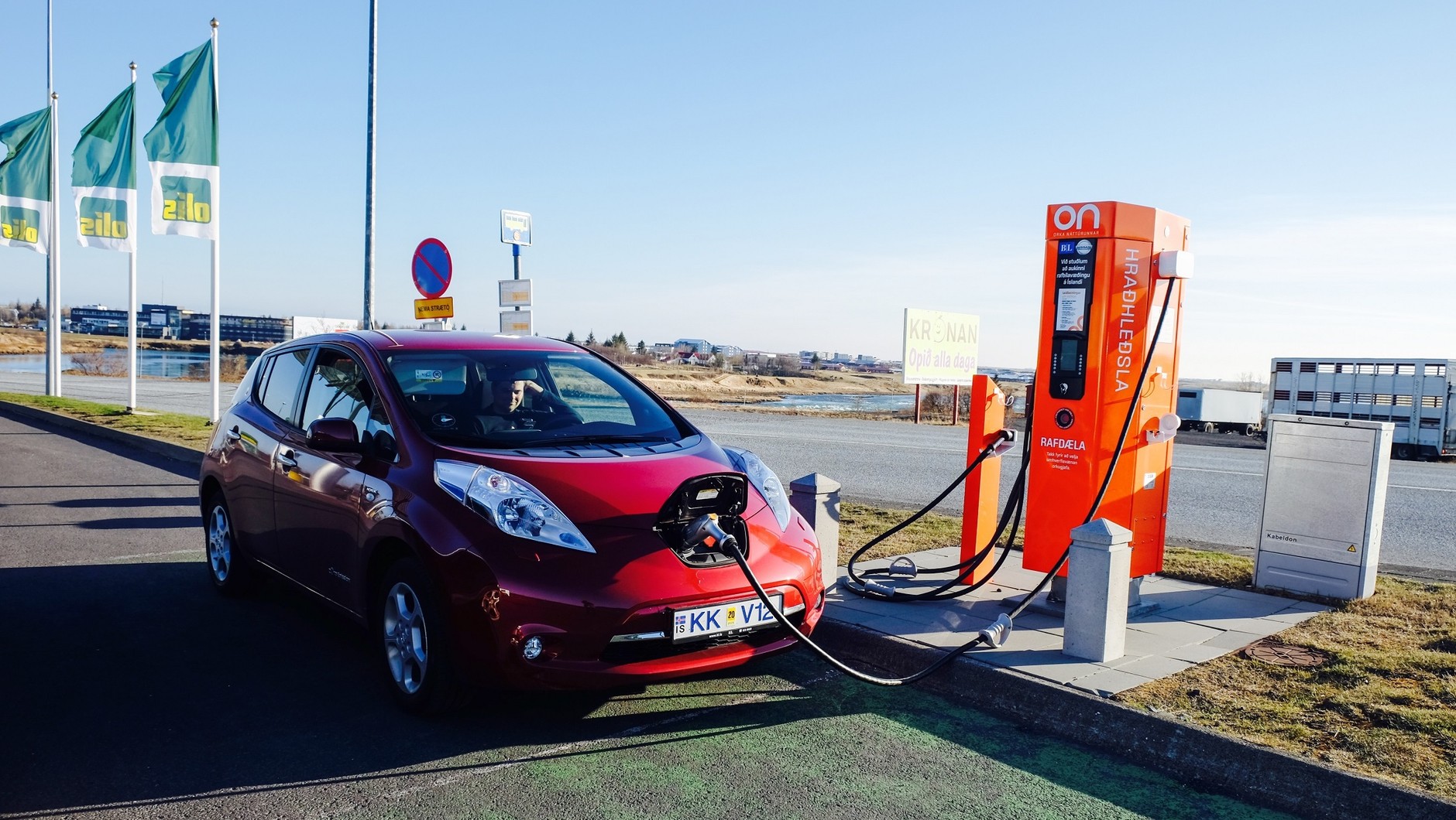 Islandia. Ładowanie samochodu elektrycznego Nissan Leaf