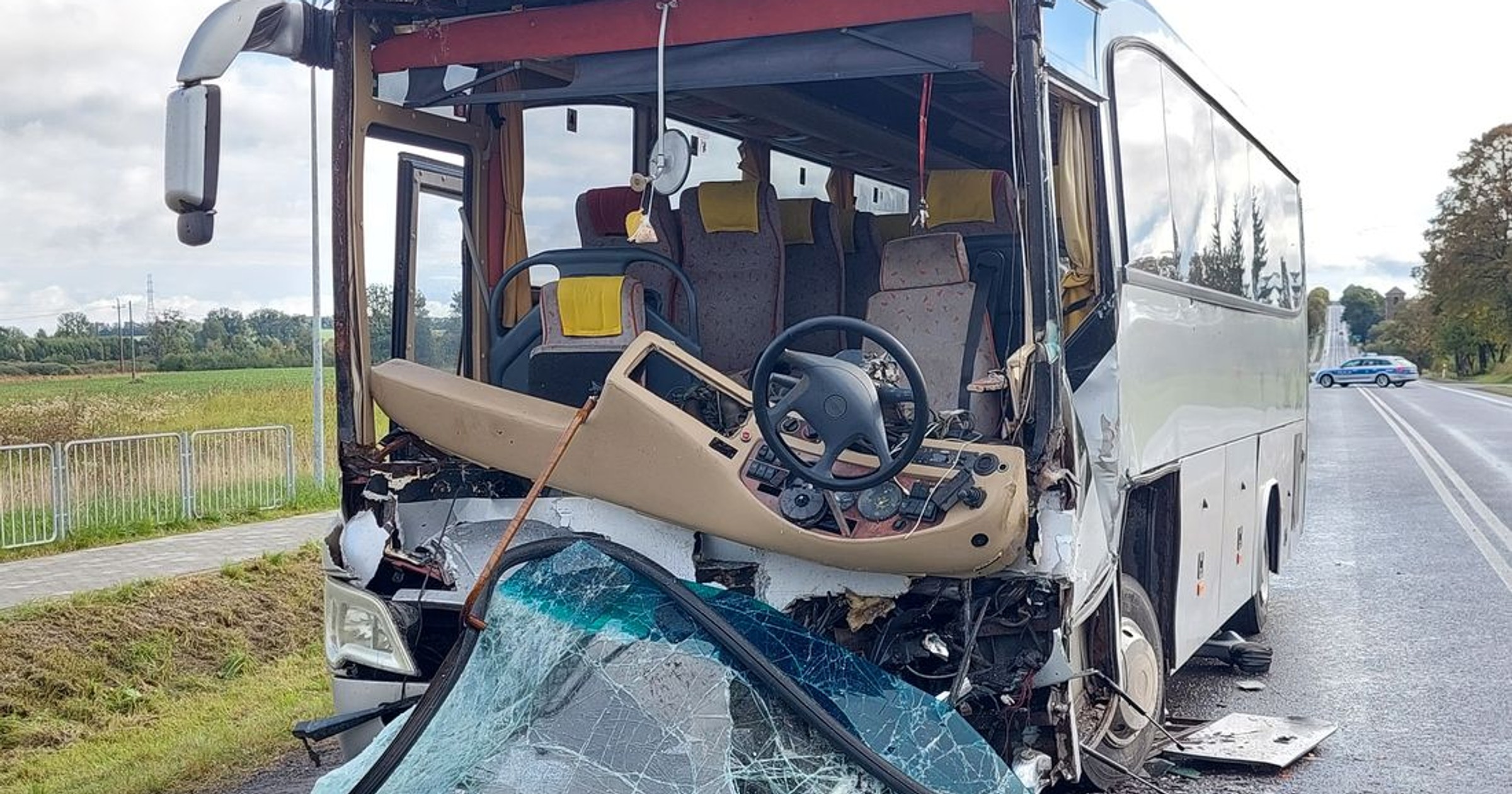 Autobus z wycieczką szkolną uderzył w TIR-a