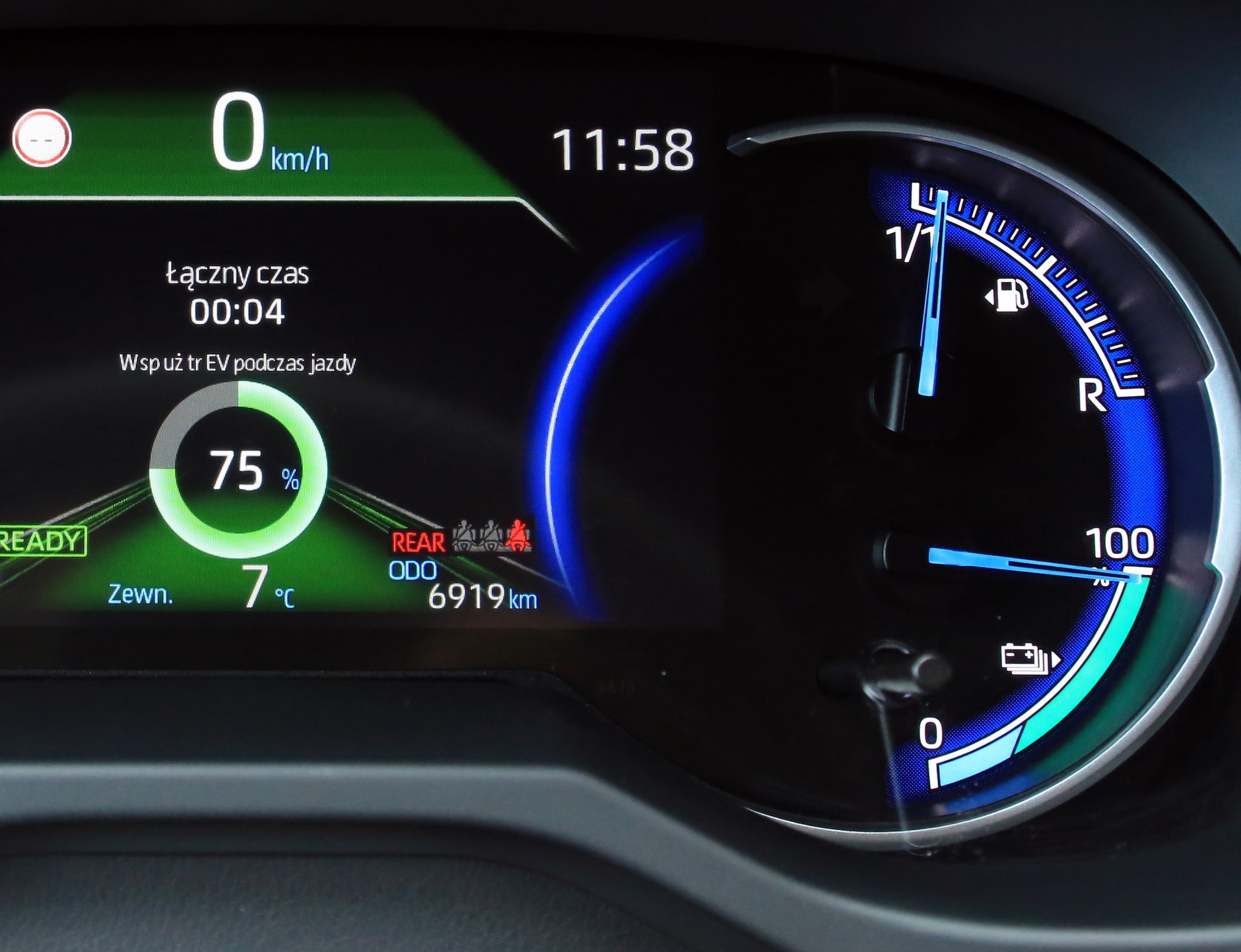 W teorii hybrydy plug-in powinny być wykorzystywane na krótkich trasach do jazdy w trybie elektrycznym, a napęd spalinowy pozwala bezproblemowo pokonywać znacznie dystanse bez konieczności ładowania. Efektywny zasięg jest wyższy niż w przypadku aut elektrycznych.