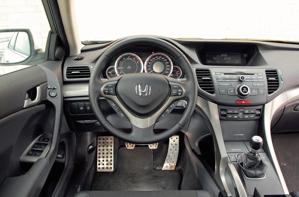 Prostota i elegancja: krótki lewarek biegów, pionowy pedał gazu, duże zegary. Tworzywa z czasem się poddają