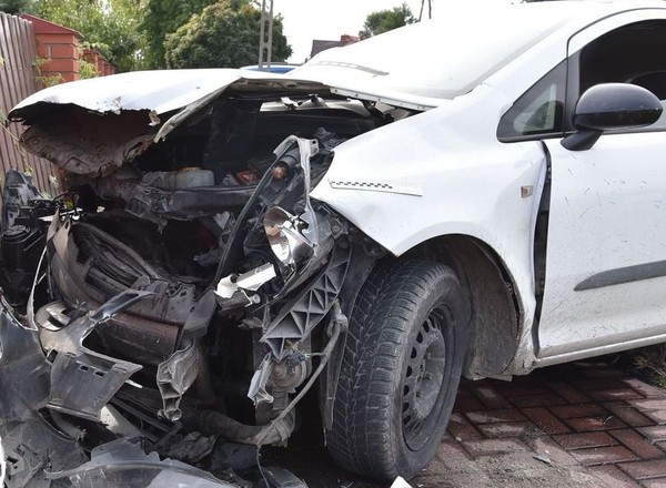 Musiał odbić, żeby nie trafić rowerzystki. Uderzył w inne auto i płot. Czy kobieta miała OC?