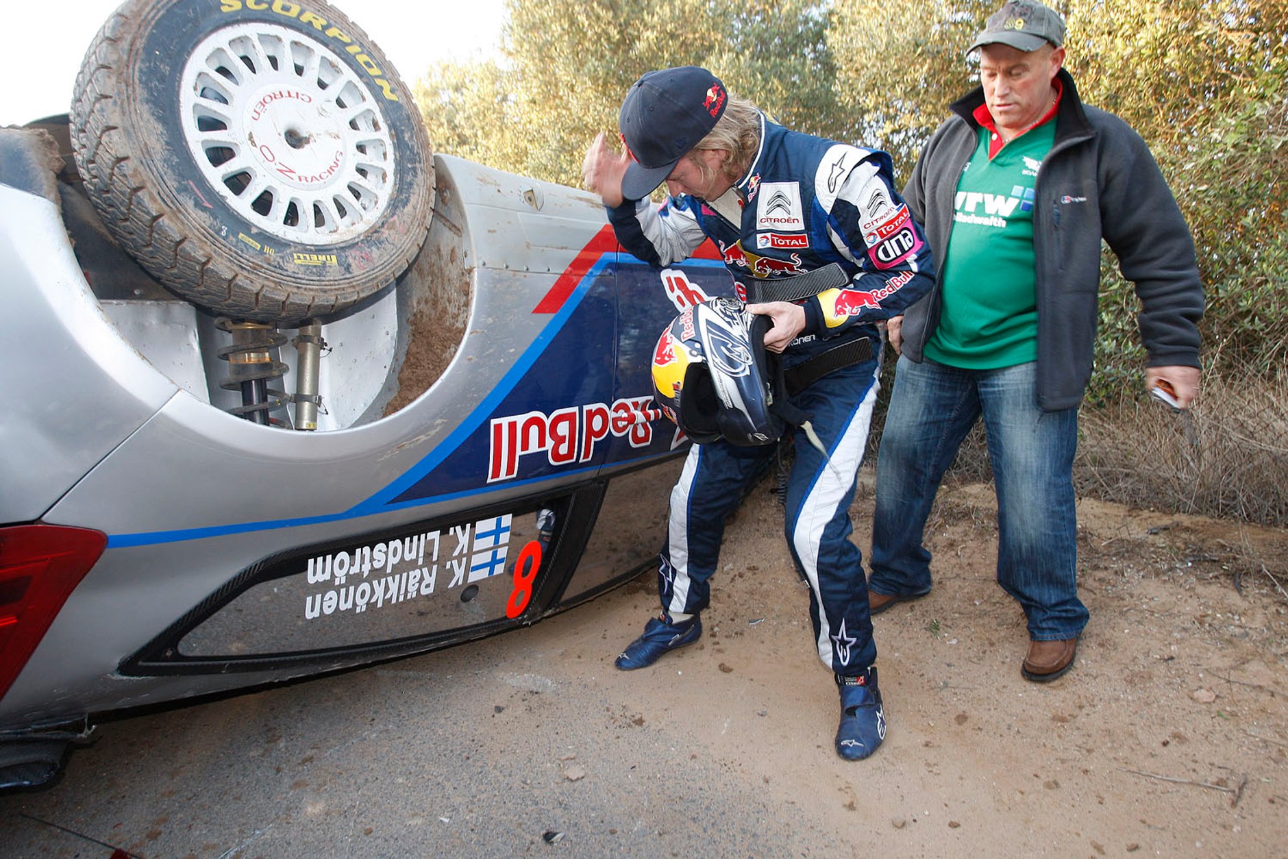 Rajd Hiszpanii 2010: jak ratowali po wypadku Räikkönena (zdjęcia: Rallyworld©Willy Weyens)