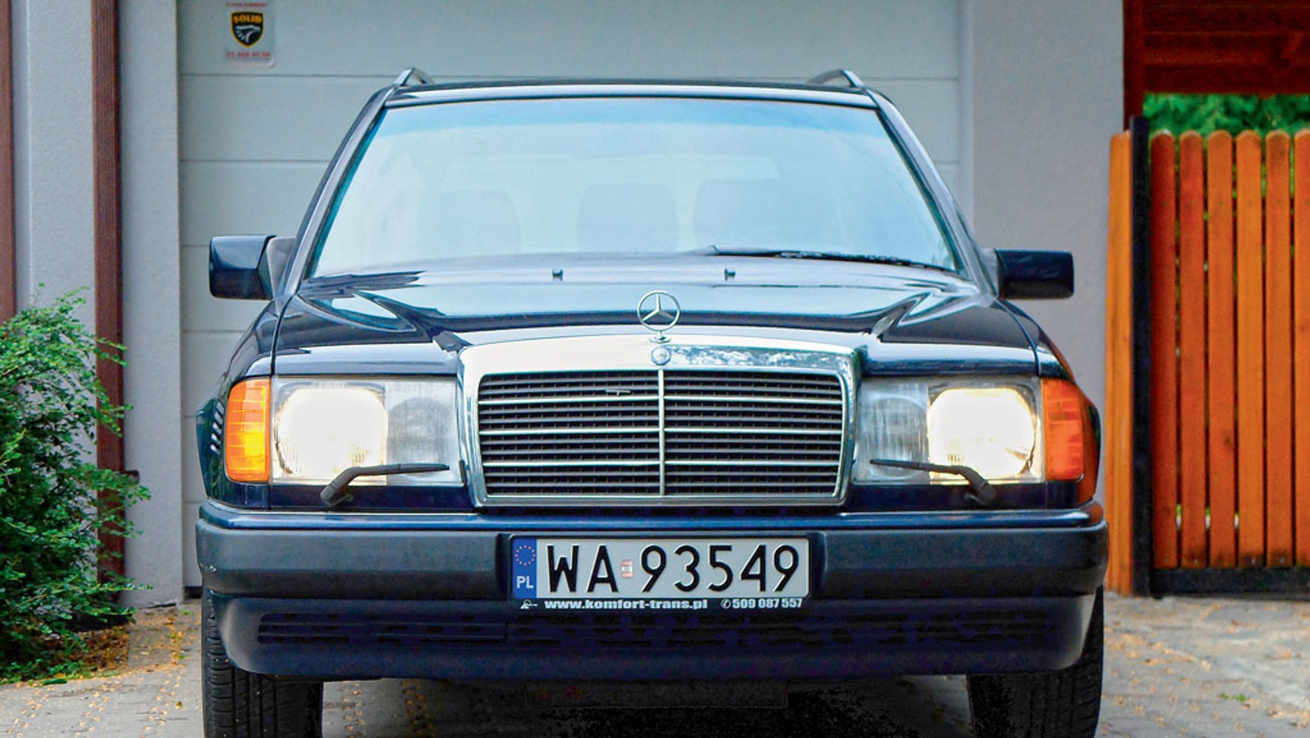 Mercedes W124 stał się autem kultowym nie tylko dlatego, że był wyjątkowo solidnie zbudowane, ale także przez to, że można go było stosunkowo łatwo naprawić. To dlatego ten model wciąż jest niezwykle poszukiwany np. na rynku afrykańskim.