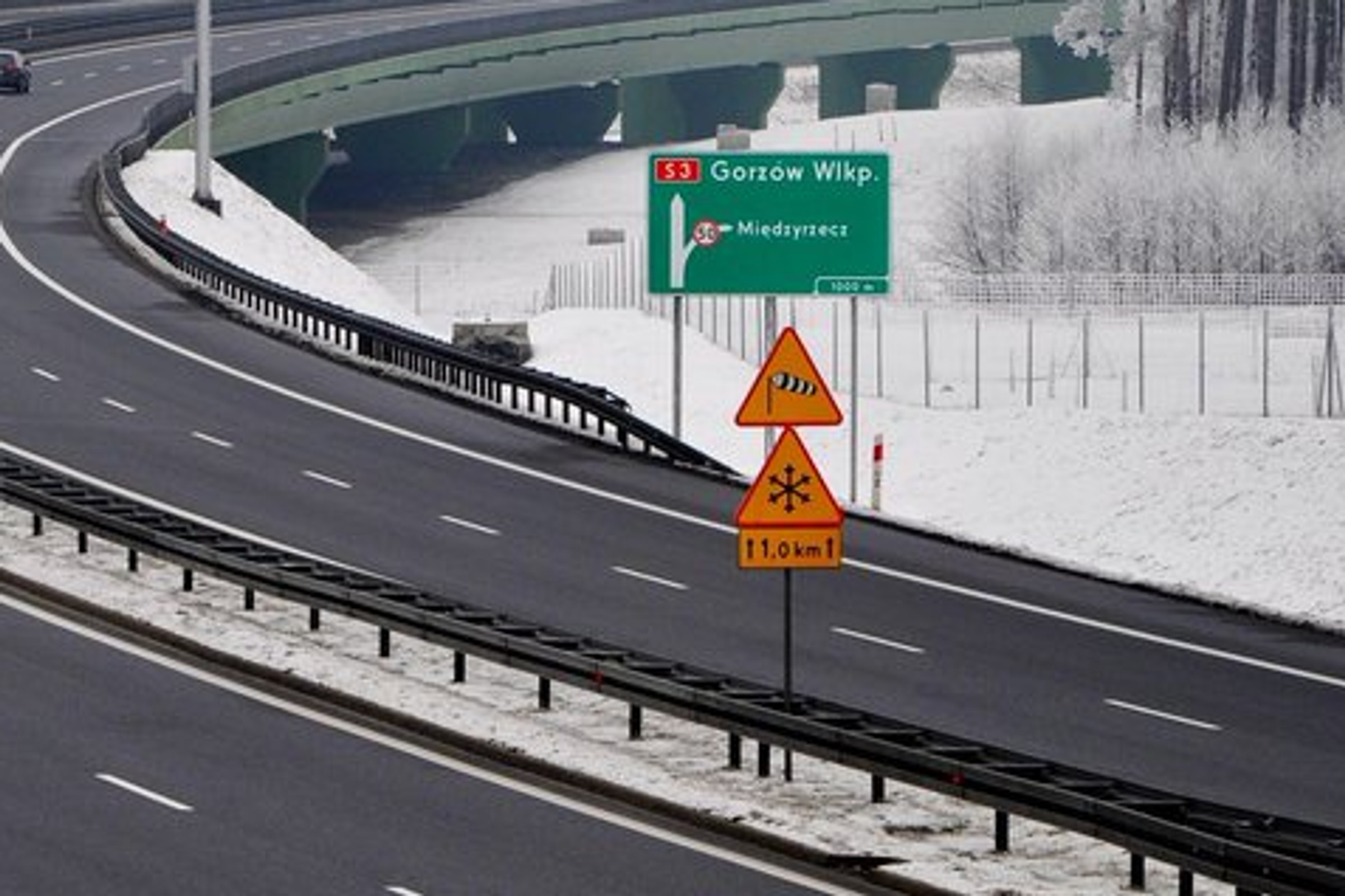 "Śnieżynka" nie stoi przy drodze bez przyczyny. Dlaczego znaku A-32 nie wolno lekceważyć?