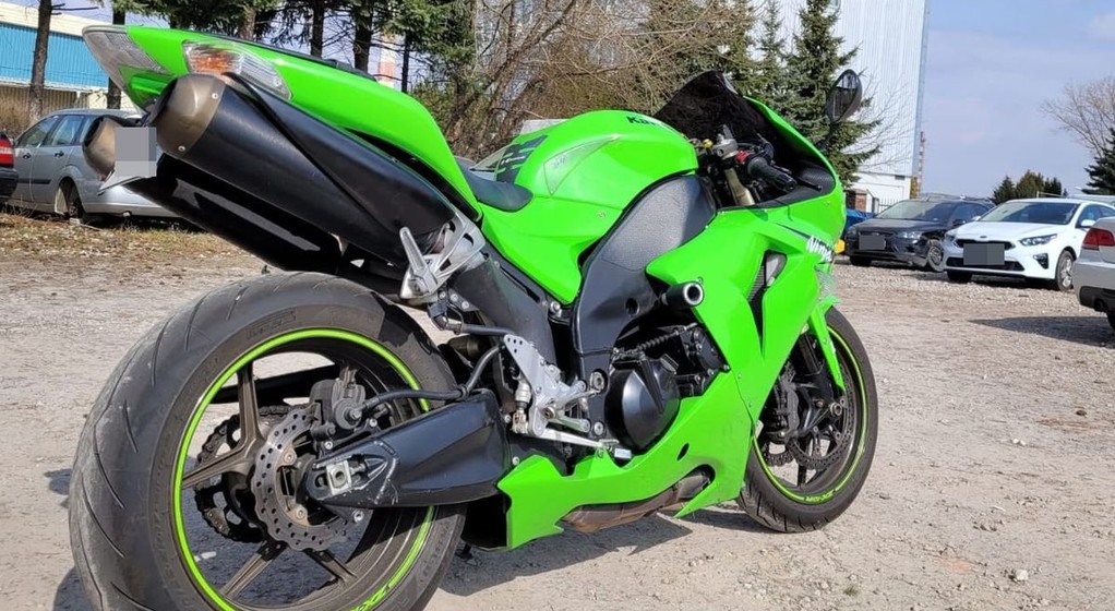 Kierowca motocykla potrącił policjanta, a następnie uciekł z miejsca zdarzenia