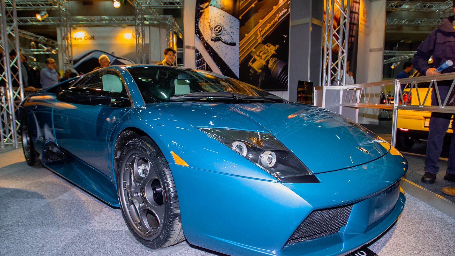 Lamborghini Murcielago. Przyjrzycie się dobrze tym pomarańczowym kierunkowskazom, a potem porównajcie je z elementami z leciwego Focusa, którego znajdziecie pewnie gnijącego gdzieś w pobliskich krzakach