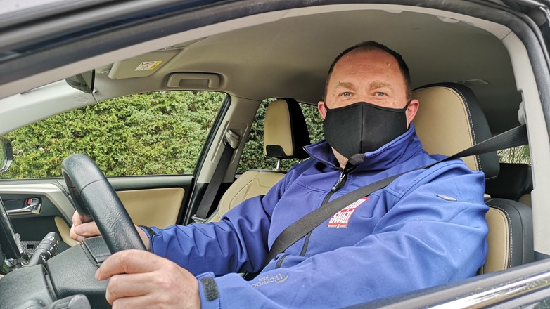 Kierowca w maseczce