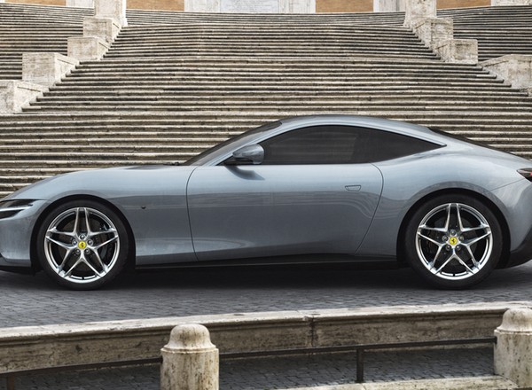 Ferrari Roma utknęło w wąskiej włoskiej uliczce [Nagranie]