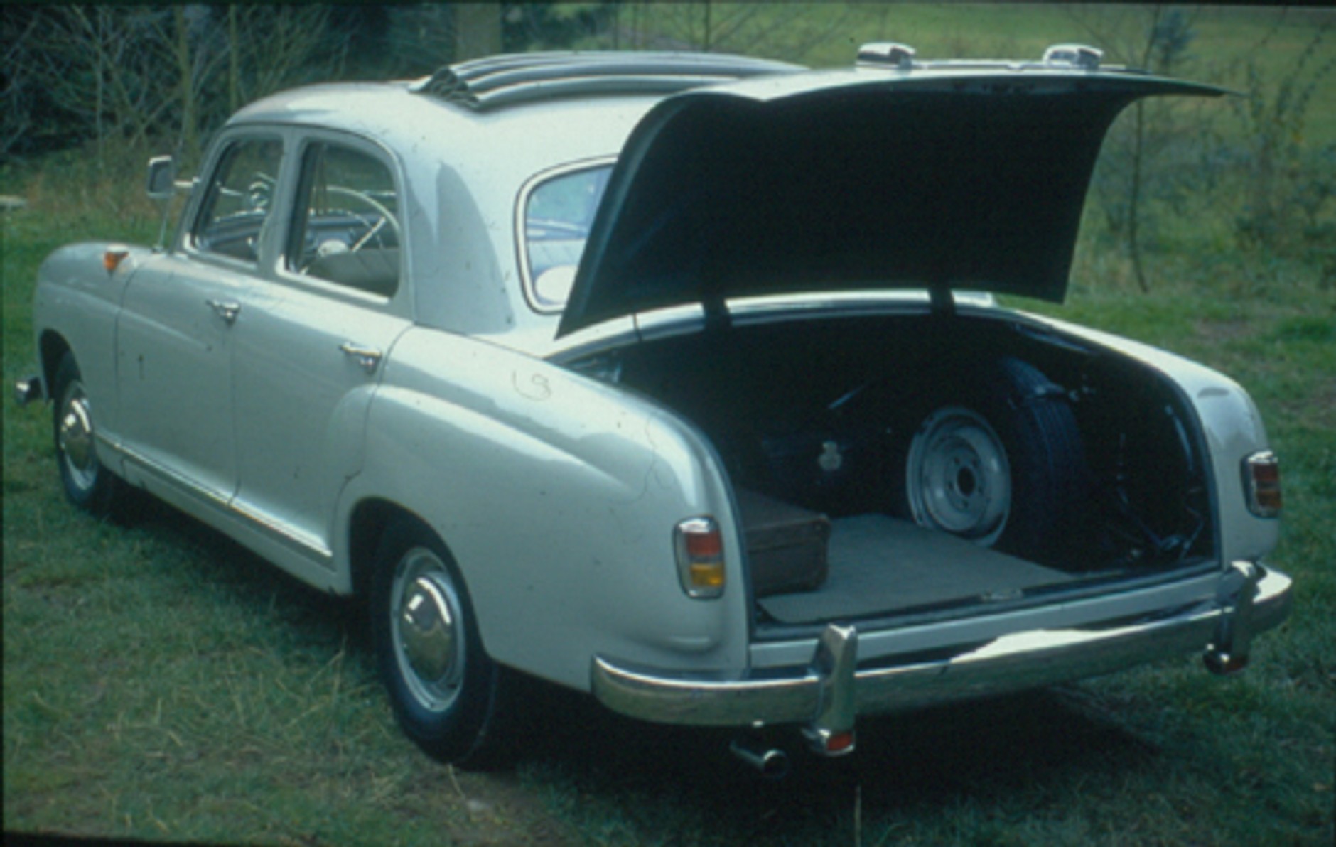 Mercedes-benz 180 - Ponton wypłynął na drogi