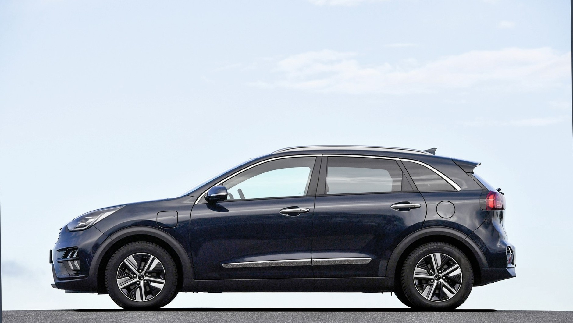 Dwie hybrydy ładowane z gniazdka: Kia Niro i Renault Captur