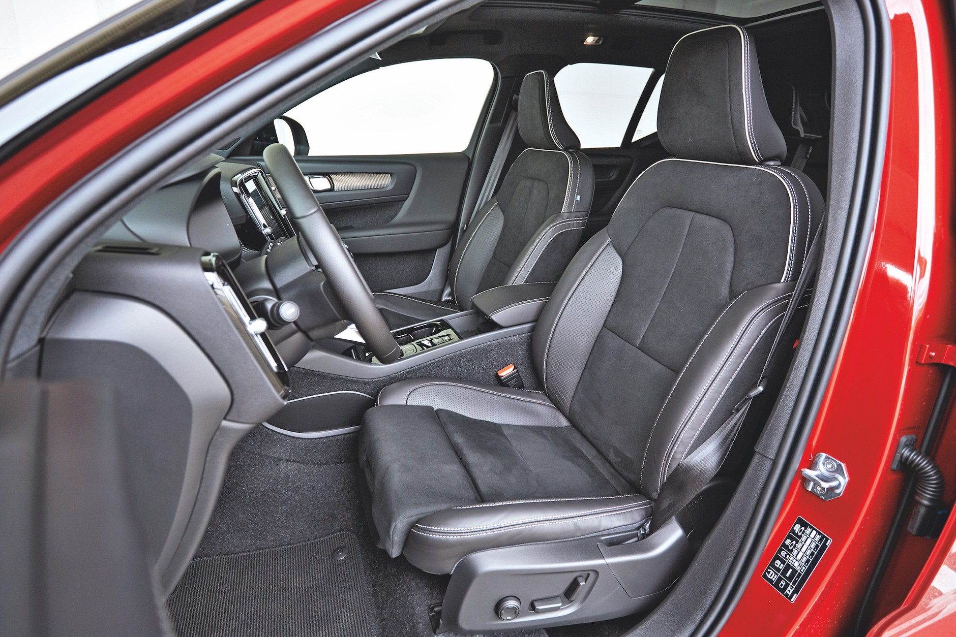 Porównanie hybrydowych SUVów: Mercedes GLA 250e kontra Volvo XC40 Recharge T4