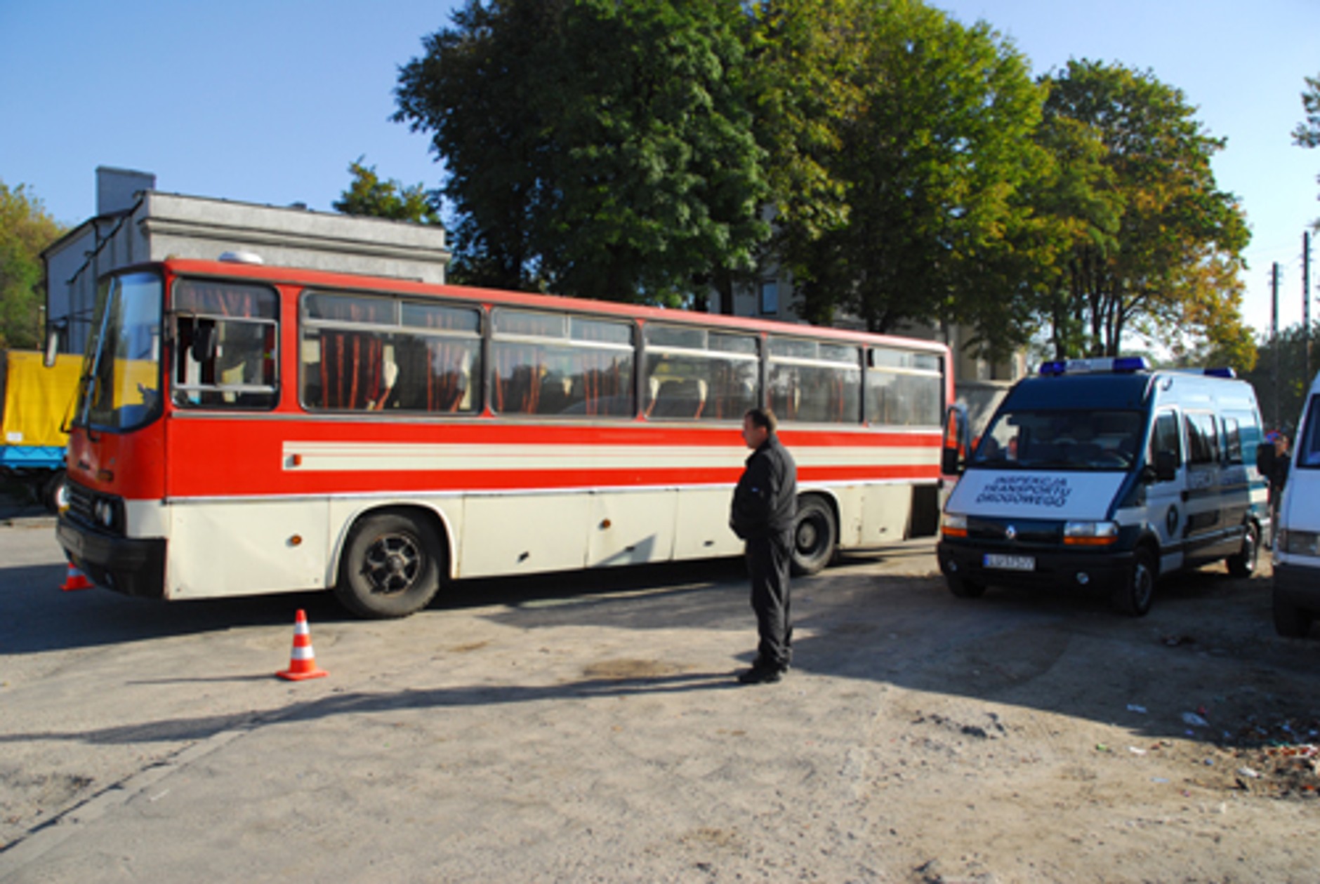 Autobusy w kłębach dymu