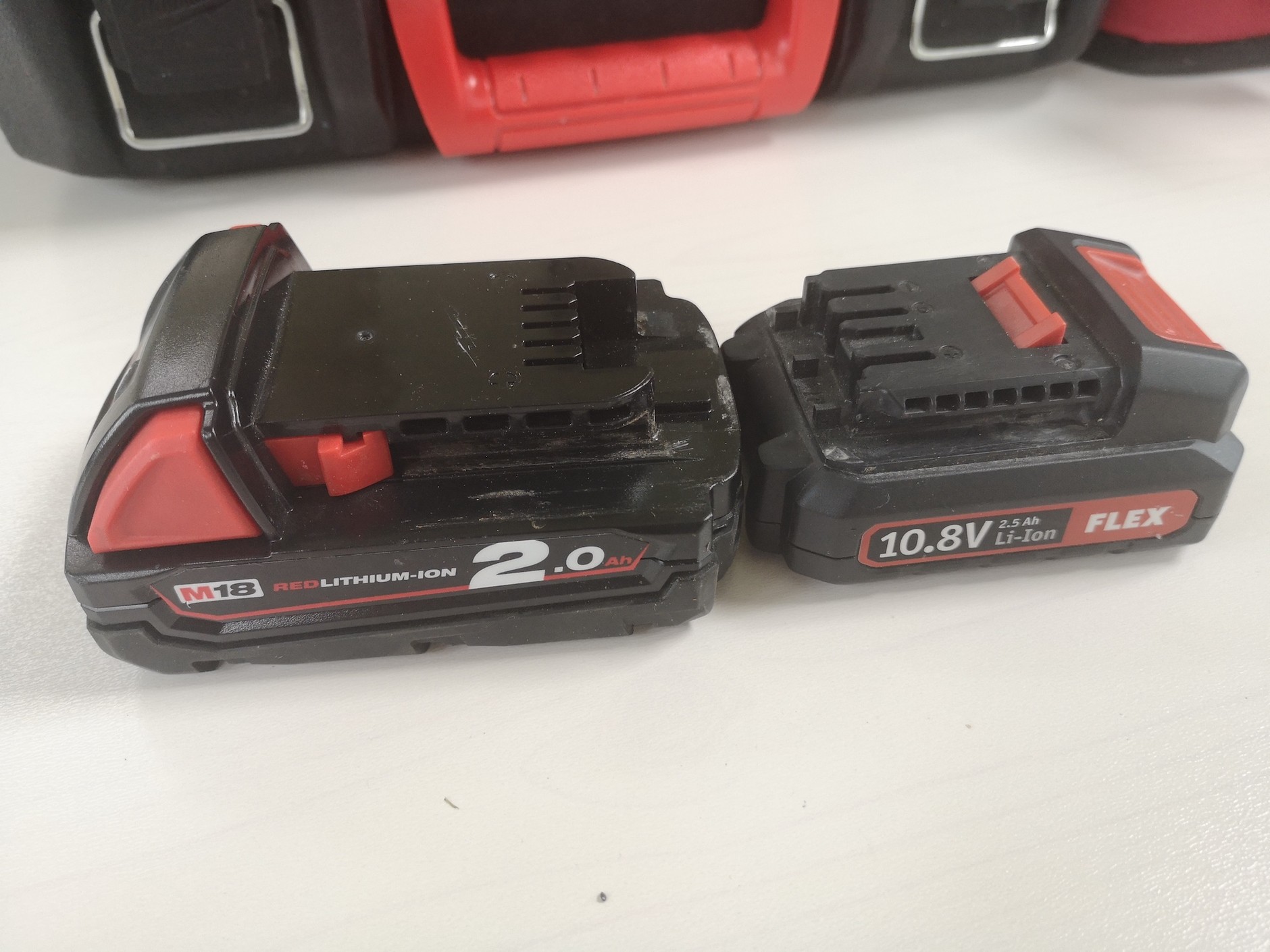 Ważne jest i napięcie, i pojemność baterii. Wraz z pojemnością rośnie wielkość i masa baterii.