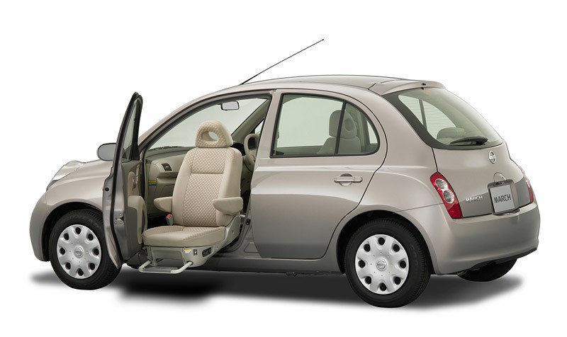 Japoński Nissan March (Micra) świeżo po restylingu