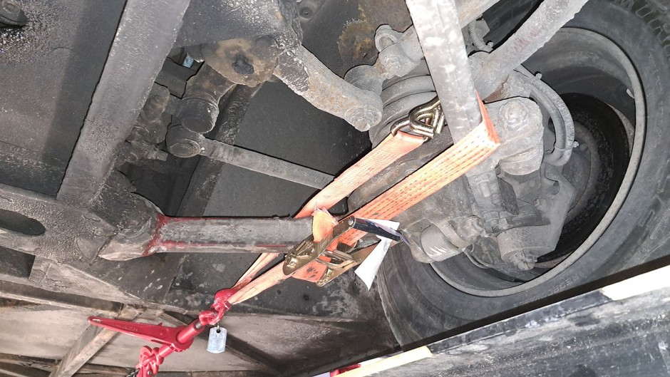 Jechał autokarem z urwaną półosią