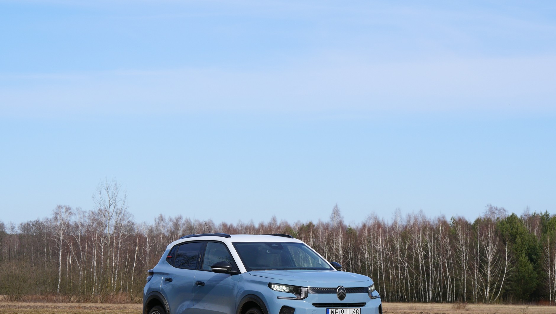 Citroen C3 Hybrid świetnie radzi sobie w mieście i na kiepskich, bocznych drogach. Na nierównościach pomaga miękkie, komfortowe zawieszenie. Jego praca mogłaby być jednak nieco cichsza. 