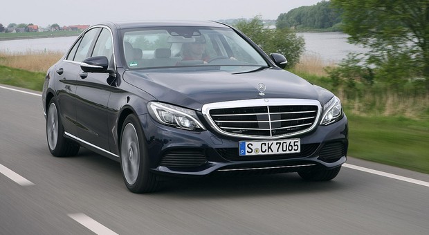 Mercedes elegancki, Volvo bezpieczne, a Toyota niezawodna? Jak Polacy postrzegają marki?