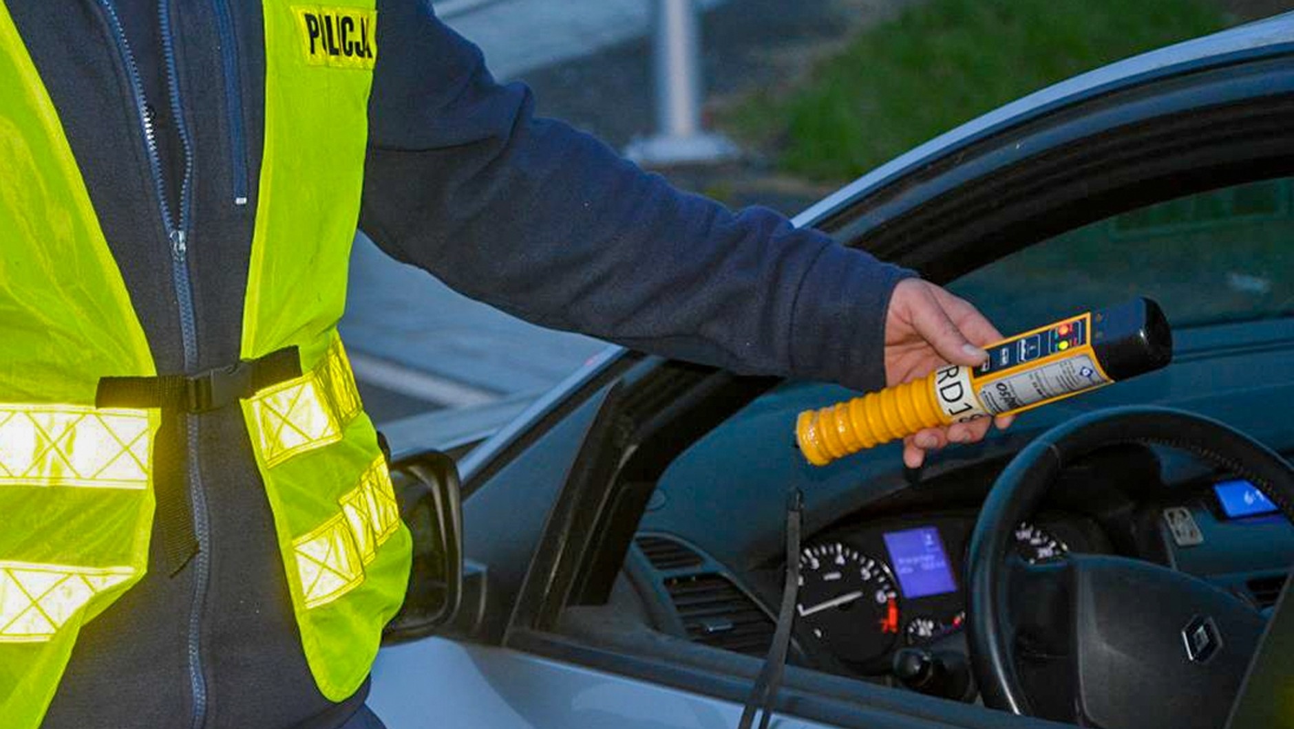 Szybkie alkomaty przesiewowe przyspieszają pracę policjantów. Po stwierdzeniu obecności alkoholu w wydychanym powietrzu funkcjonariusze sięgają po urządzenie, które precyzyjnie określa zawartość alkoholu w organizmie