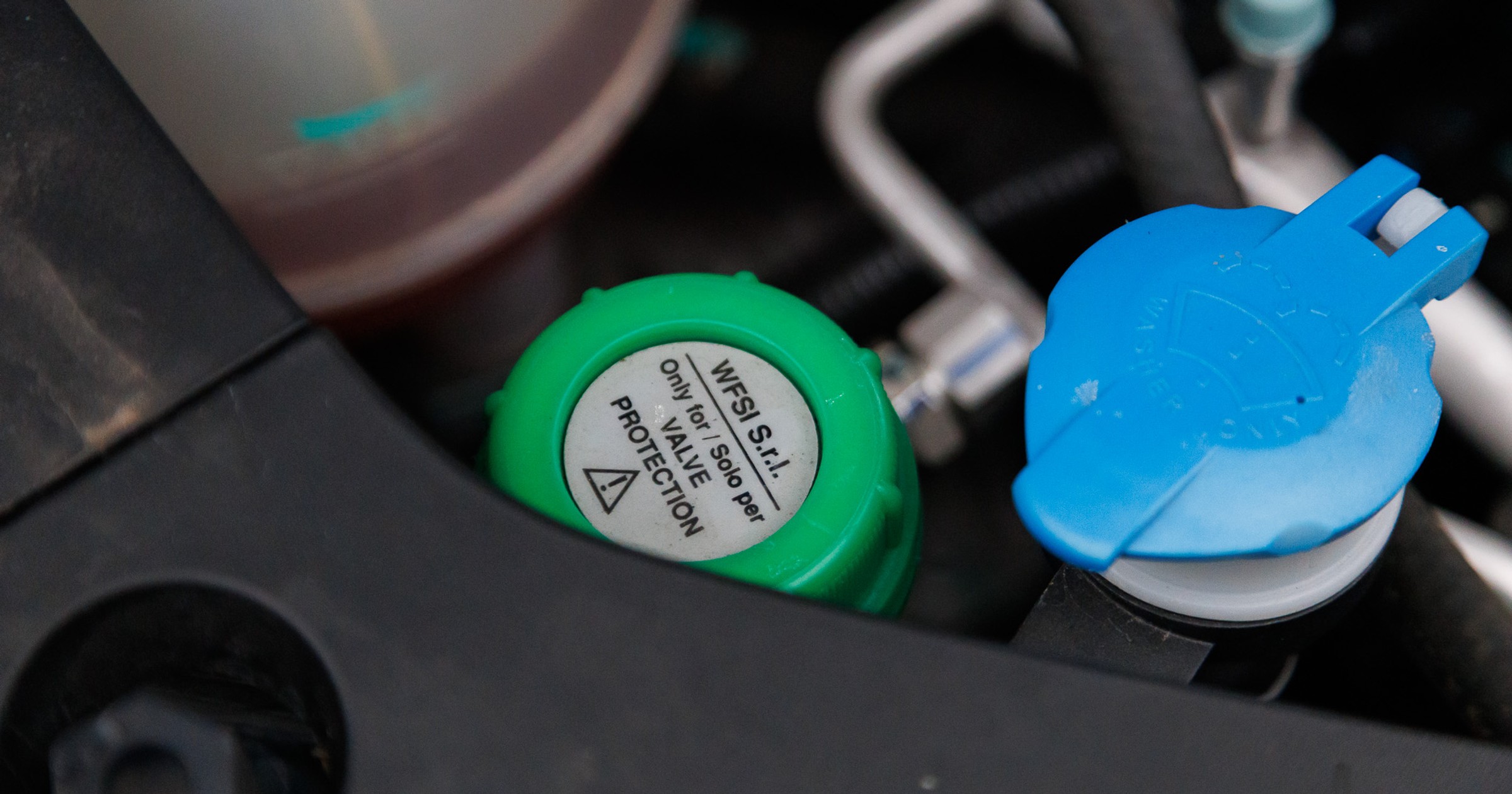 Zbiornik płynu do ochrony zaworów znalazłem pod maską chińskiego samochodu. Po co on tam jest?