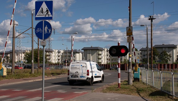 Ekstremalne mandaty za wykroczenia na przejazdach kolejowych dla każdego – choć niektórzy sugerują, że jest inaczej