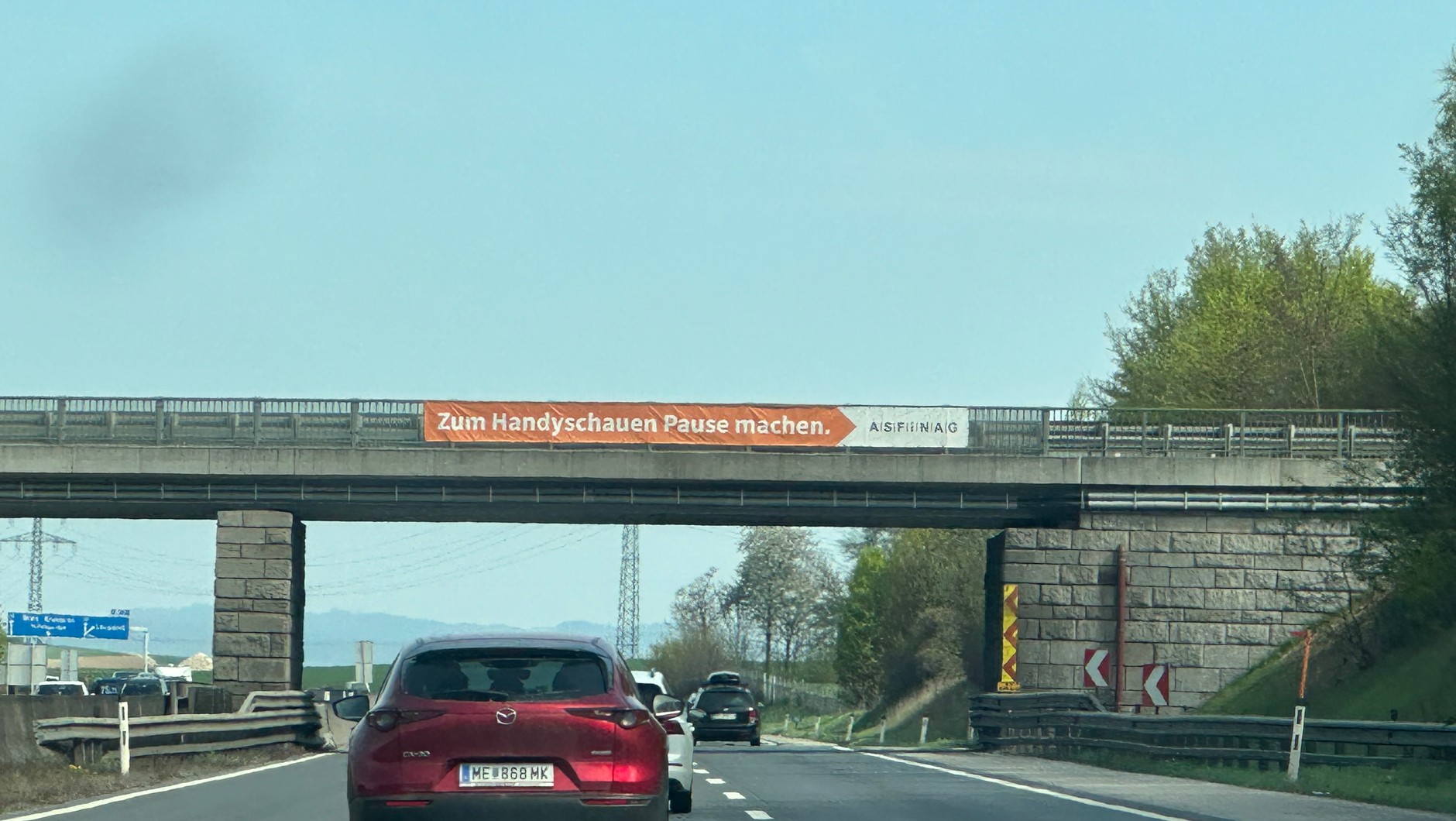 "Zrób sobie przerwę i spójrz w telefon". To jeden z banerów akcji Park & Write