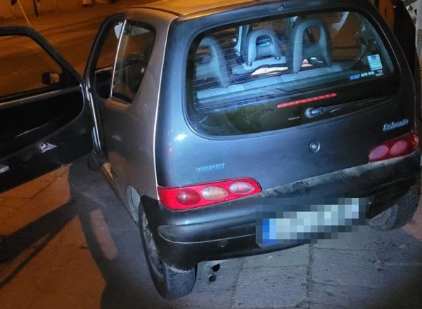 Uciekał przed policją kradzionym Fiatem Seicento. Wiózł towar do klienta
